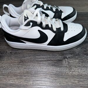 Nike Boys Court Borough Shoes Sneakers Youth unisex Size 5